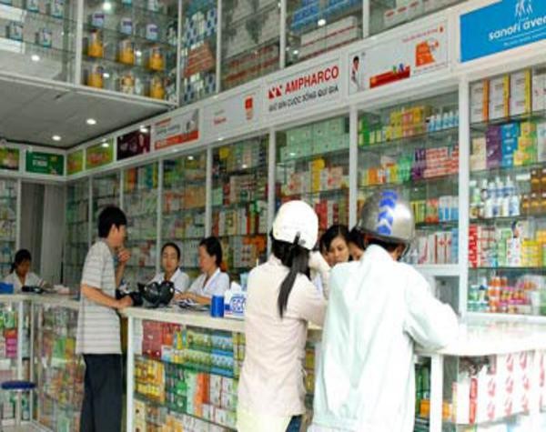 Giá thuốc Tây tại Việt Nam thuộc hàng đắt nhất thế giới. Theo khảo sát năm 2010 của Tổ chức Y tế thế giới với 7 nhóm thuốc thông dụng (trong đó có kháng sinh) cho thấy, giá thuốc tại Việt Nam cao gấp từ 5 đến 40 lần so với thế giới.